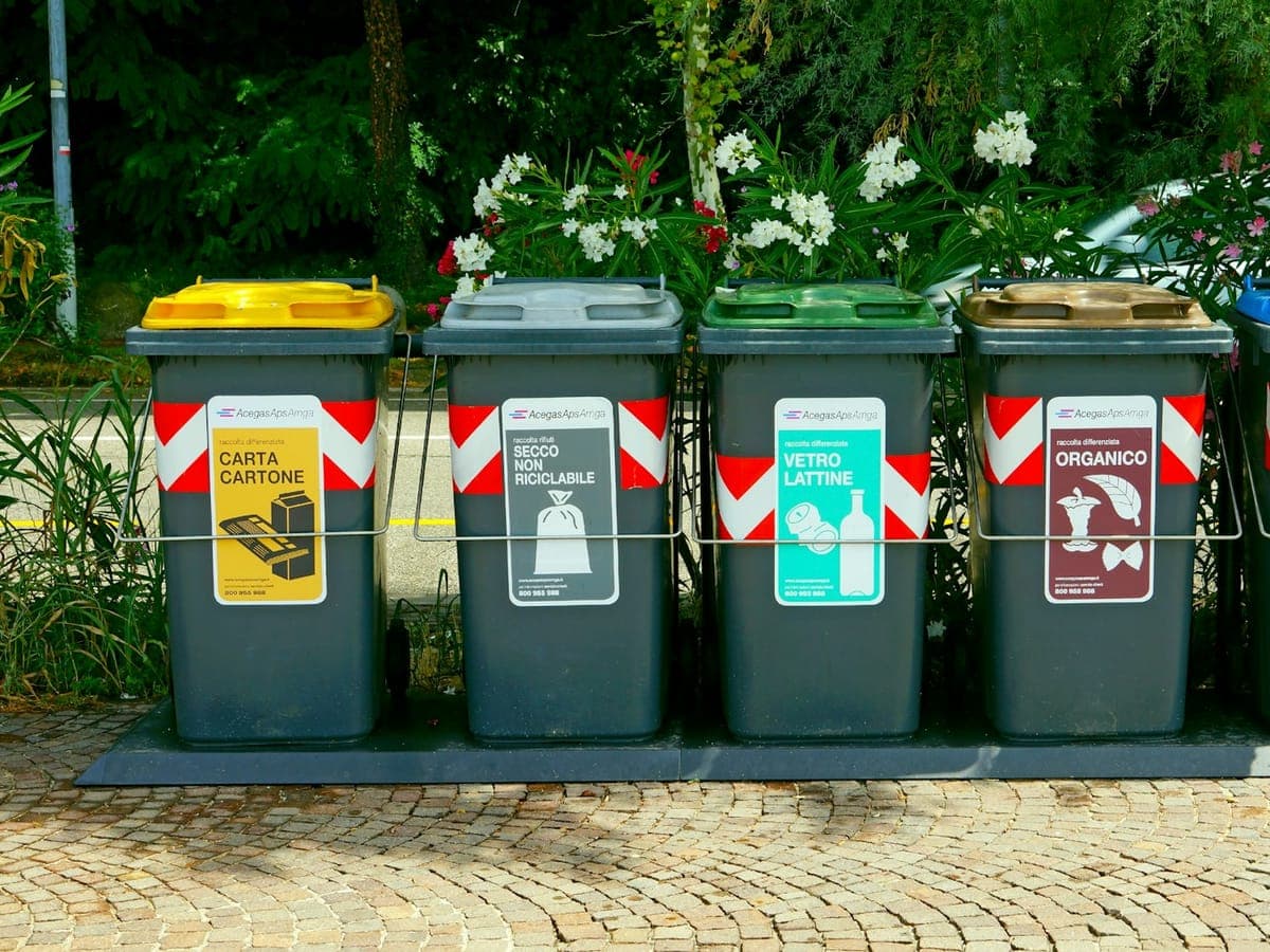 Beschriftete Tonnen für getrennte Wertstoffe