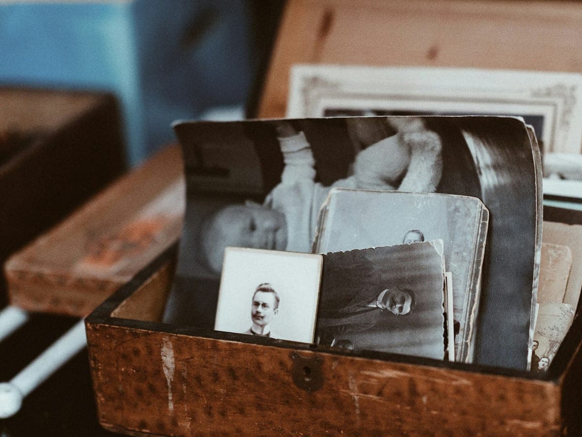 Alte Familienfotos in einer Holzkiste